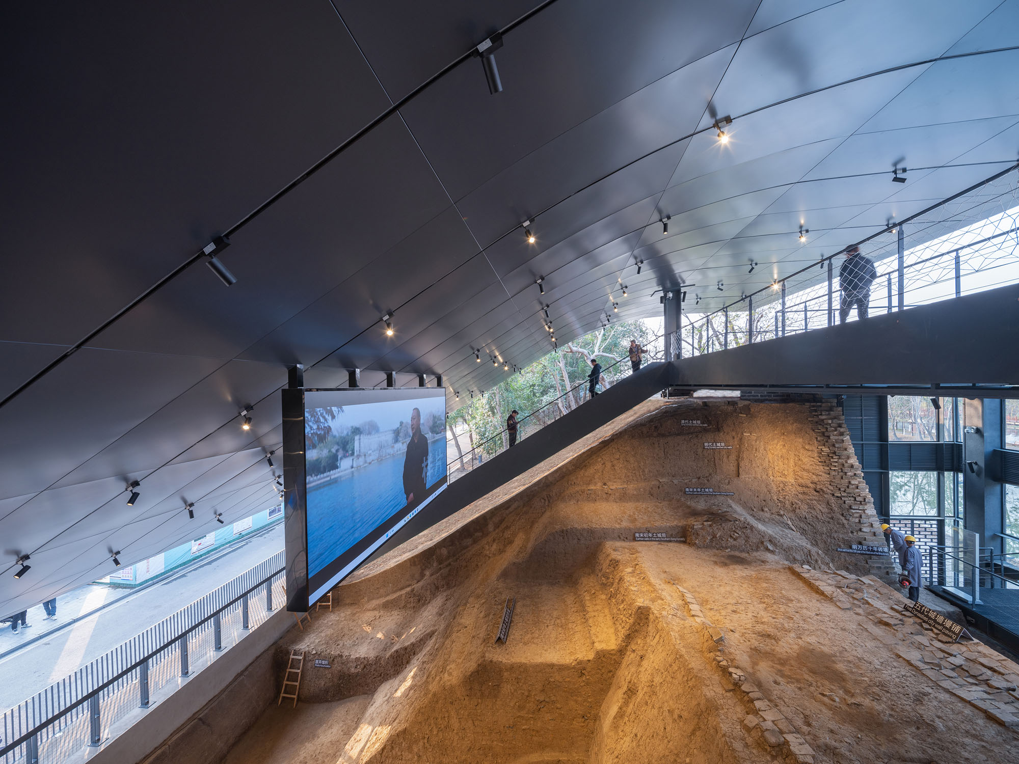 〈荊州市城壁遺跡展示館（Jingzhou City Wall Archaeological Site Exhibition Pavilion）〉Qing Studio