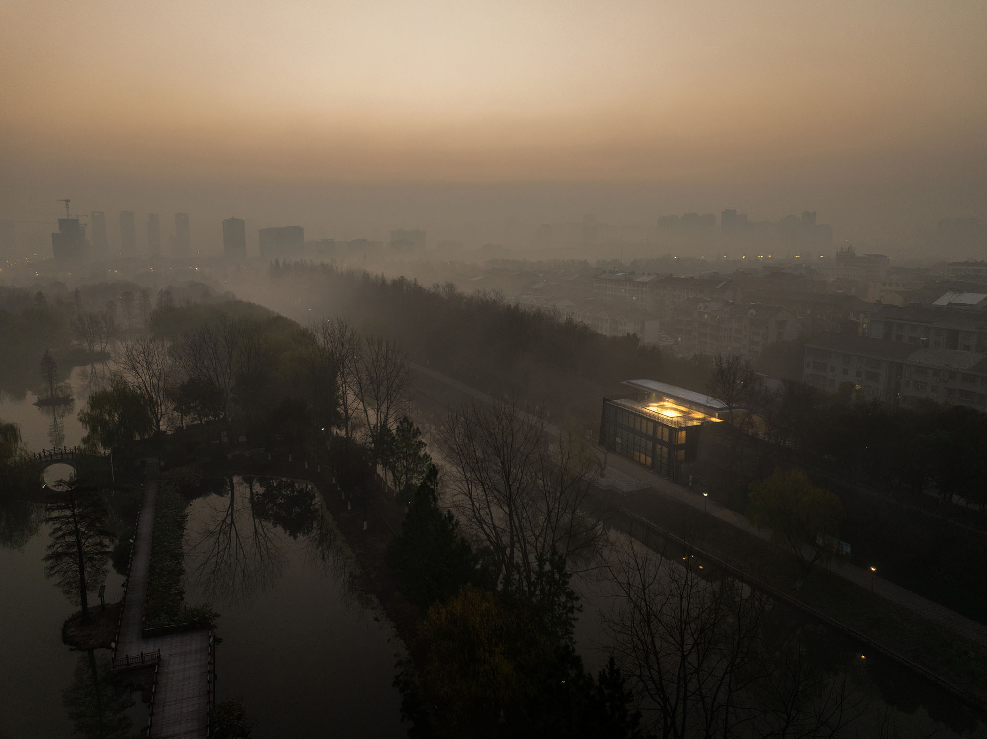〈荊州市城壁遺跡展示館（Jingzhou City Wall Archaeological Site Exhibition Pavilion）〉Qing Studio