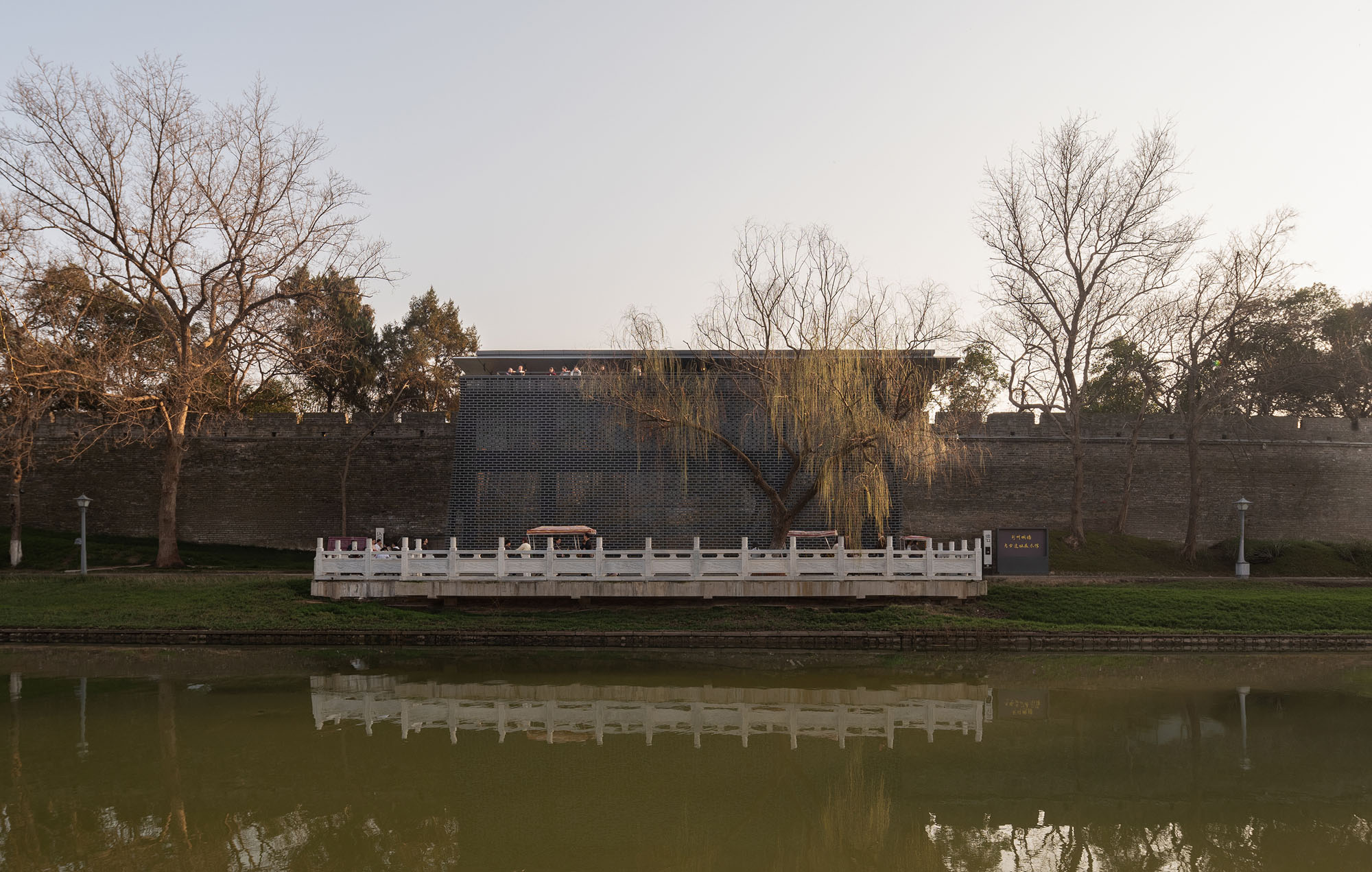 〈荊州市城壁遺跡展示館（Jingzhou City Wall Archaeological Site Exhibition Pavilion）〉Qing Studio