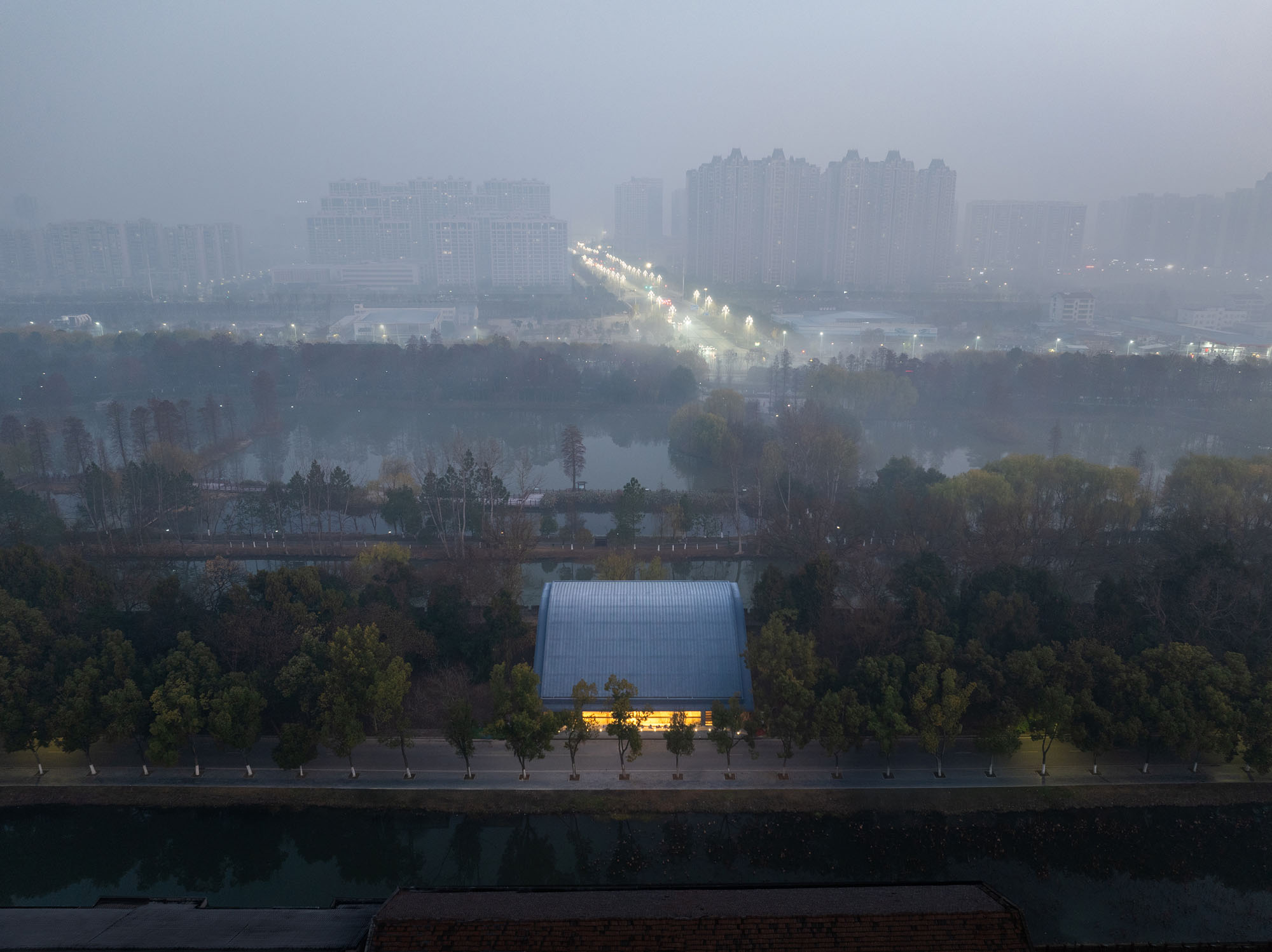 〈荊州市城壁遺跡展示館（Jingzhou City Wall Archaeological Site Exhibition Pavilion）〉Qing Studio