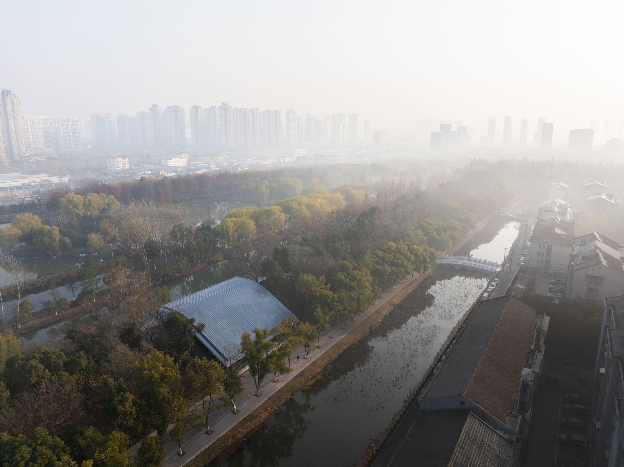 〈荊州市城壁遺跡展示館（Jingzhou City Wall Archaeological Site Exhibition Pavilion）〉Qing Studio