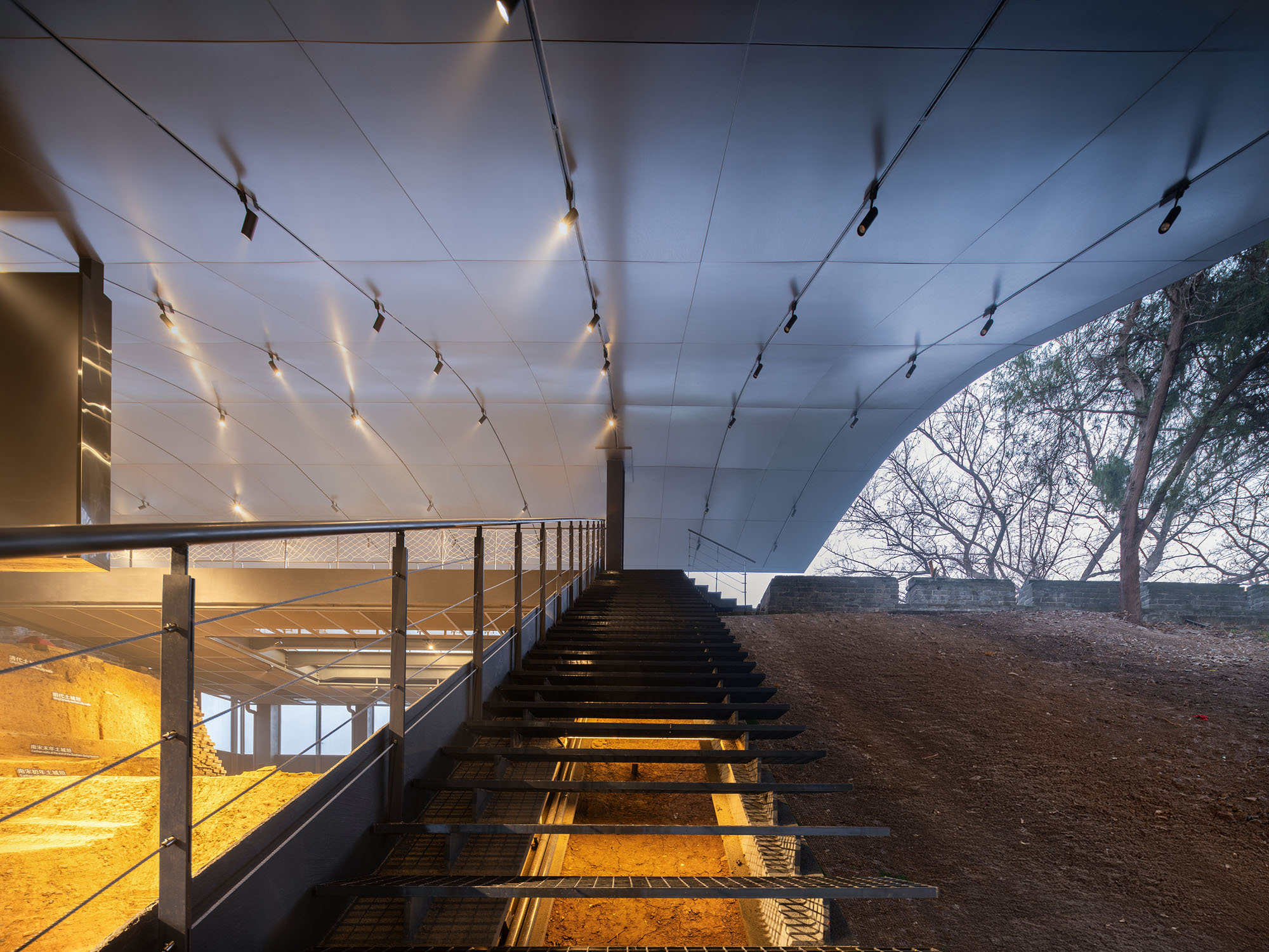 〈荊州市城壁遺跡展示館（Jingzhou City Wall Archaeological Site Exhibition Pavilion）〉Qing Studio