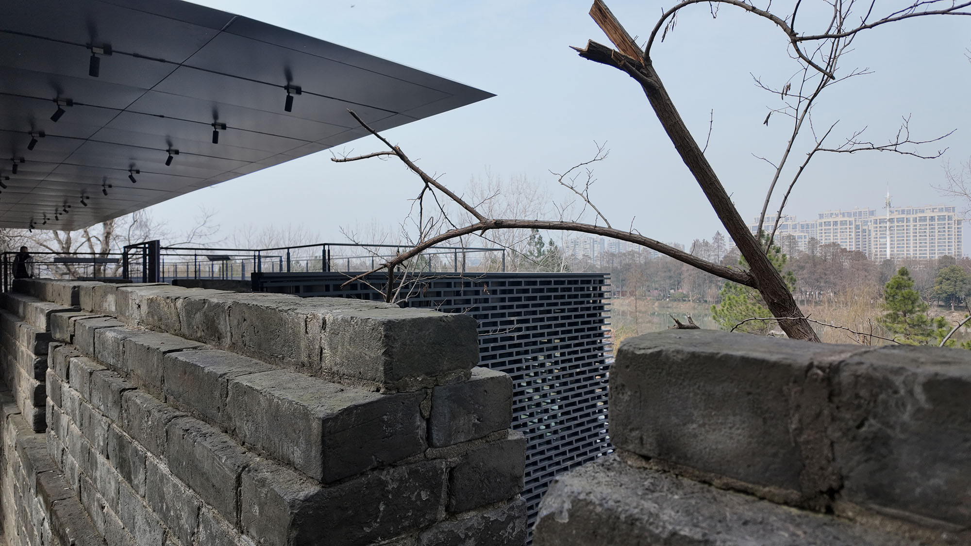 〈荊州市城壁遺跡展示館（Jingzhou City Wall Archaeological Site Exhibition Pavilion）〉Qing Studio