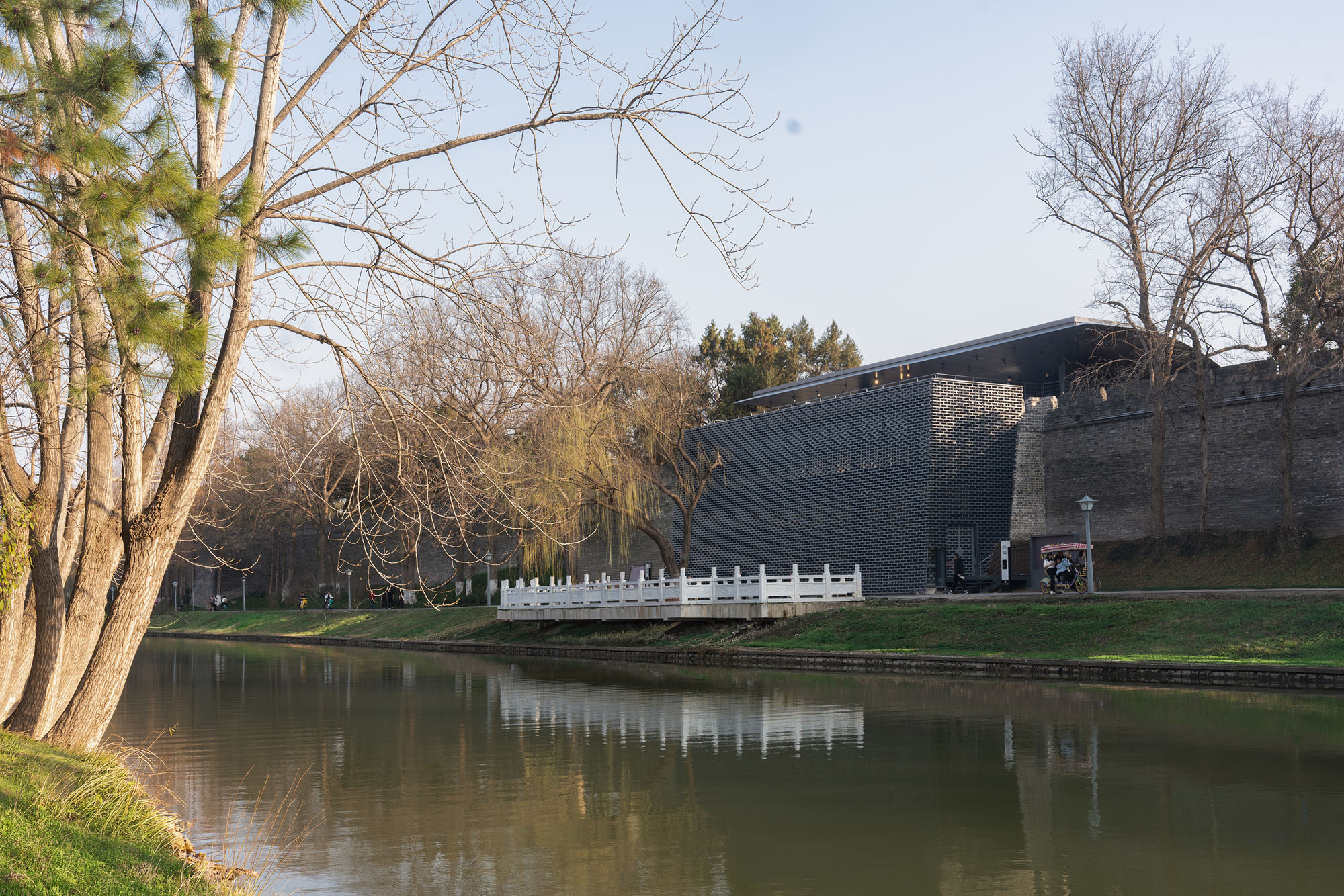 〈荊州市城壁遺跡展示館（Jingzhou City Wall Archaeological Site Exhibition Pavilion）〉Qing Studio