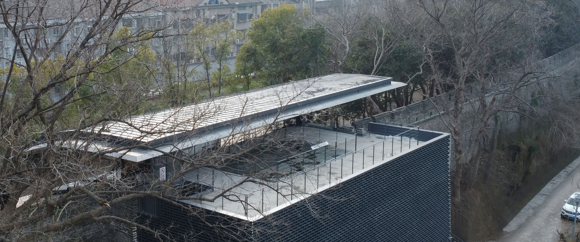 〈荊州市城壁遺跡展示館（Jingzhou City Wall Archaeological Site Exhibition Pavilion）〉Qing Studio