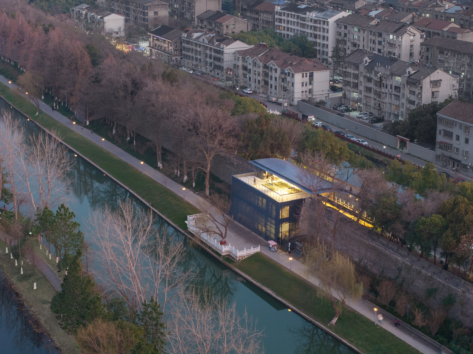 〈荊州市城壁遺跡展示館（Jingzhou City Wall Archaeological Site Exhibition Pavilion）〉Qing Studio