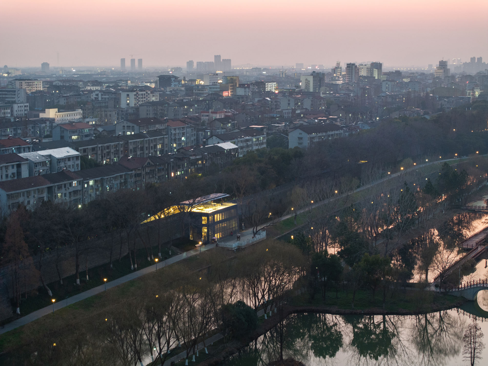 〈荊州市城壁遺跡展示館（Jingzhou City Wall Archaeological Site Exhibition Pavilion）〉Qing Studio