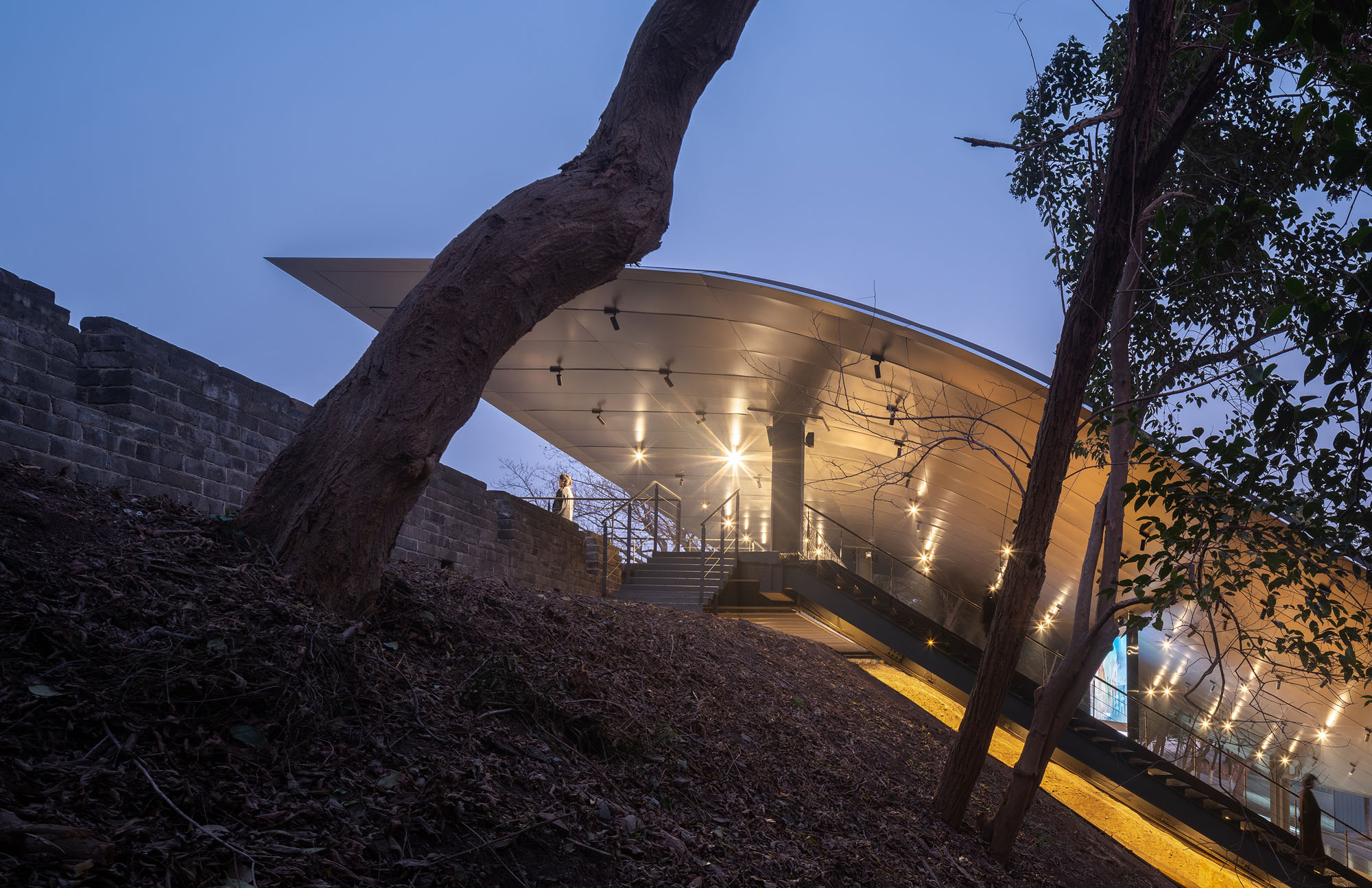 〈荊州市城壁遺跡展示館（Jingzhou City Wall Archaeological Site Exhibition Pavilion）〉Qing Studio