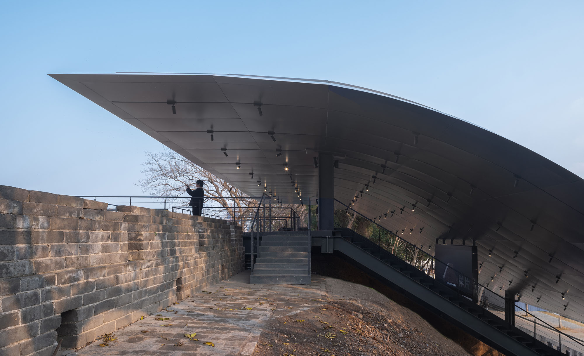〈荊州市城壁遺跡展示館（Jingzhou City Wall Archaeological Site Exhibition Pavilion）〉Qing Studio