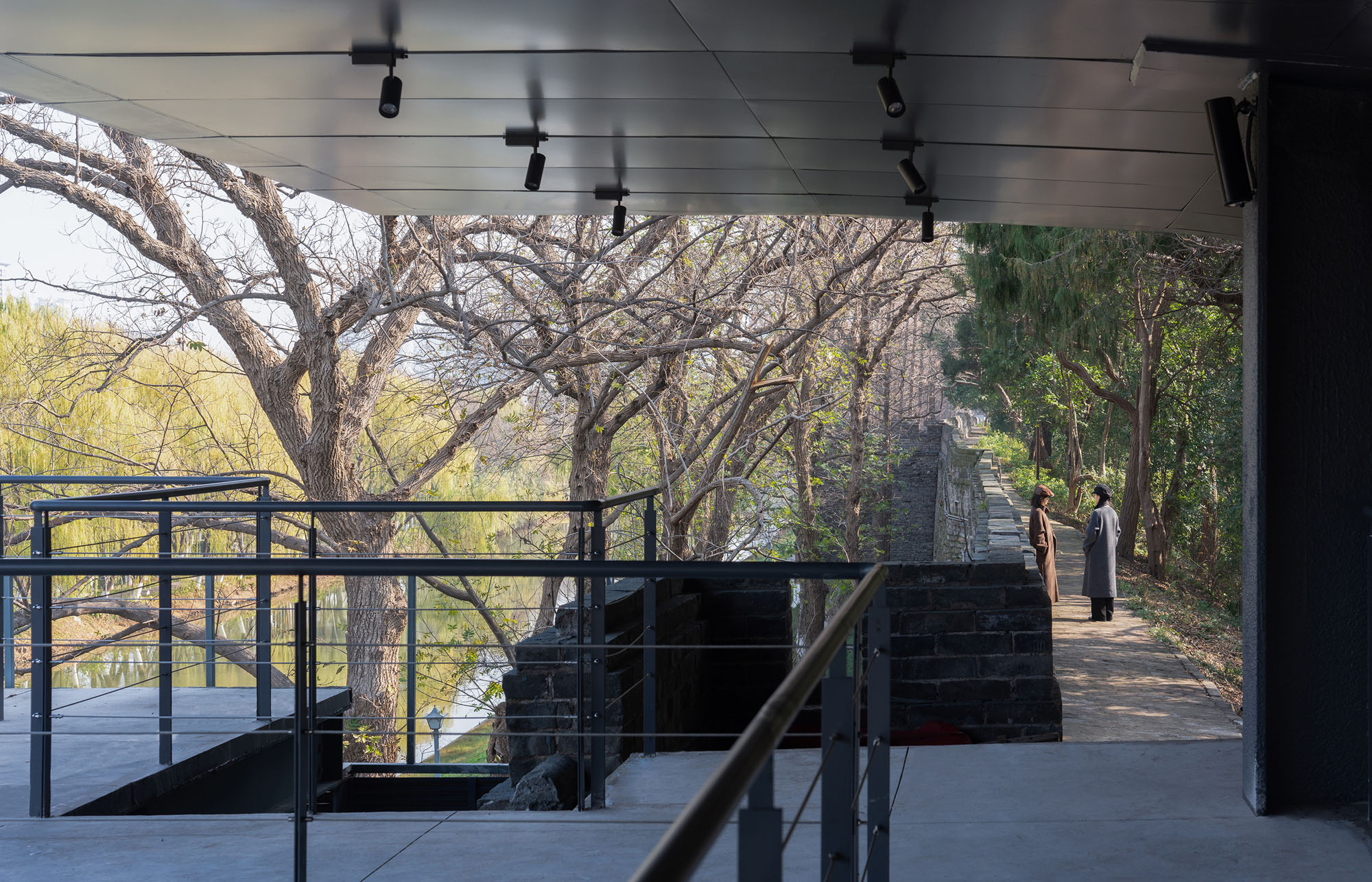 〈荊州市城壁遺跡展示館（Jingzhou City Wall Archaeological Site Exhibition Pavilion）〉Qing Studio