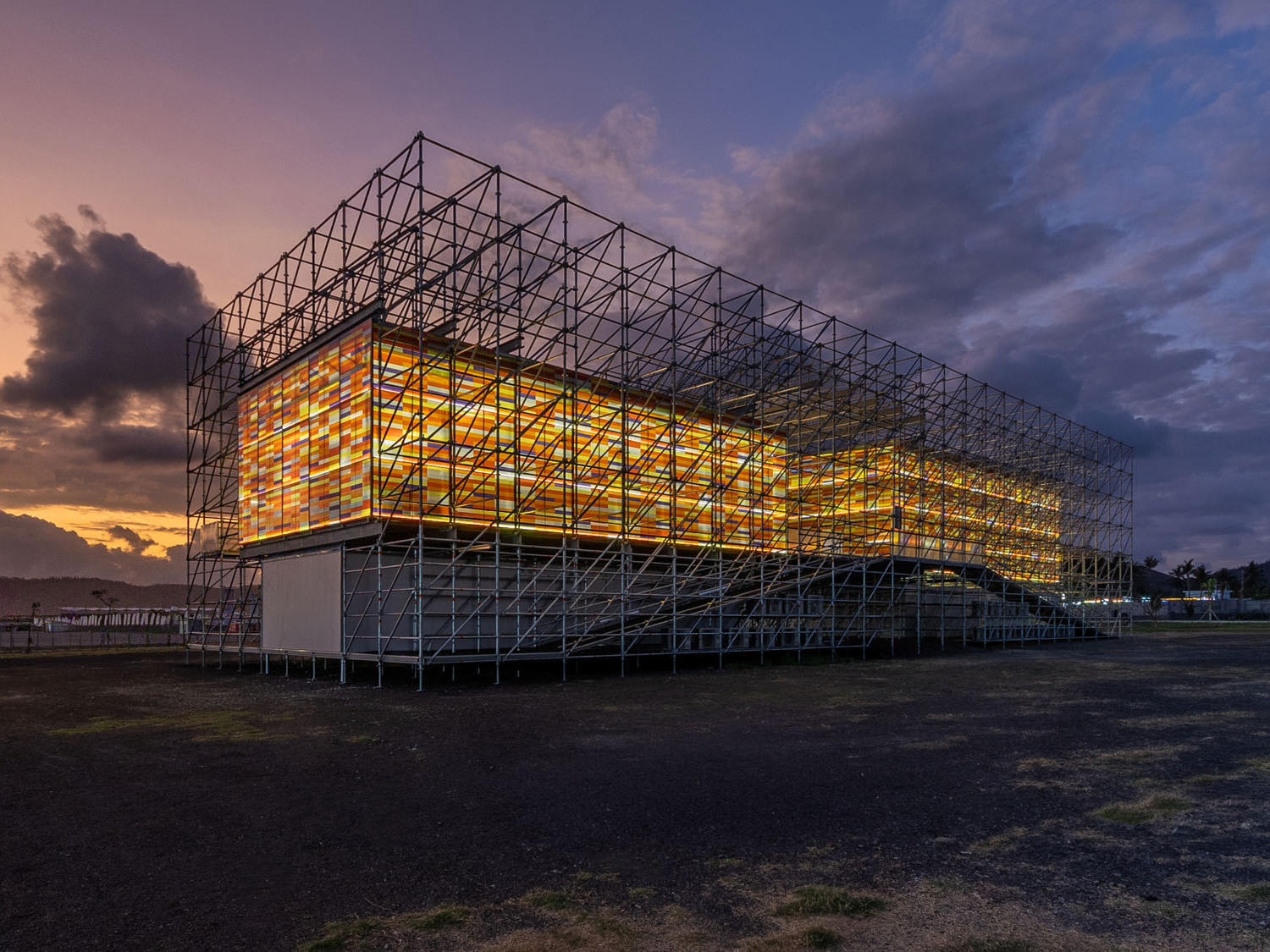 MotoGPのスピードを体現する足場建築〈プルタミナMotoGP体験ギャラリー〉AT-LARS, インドネシア