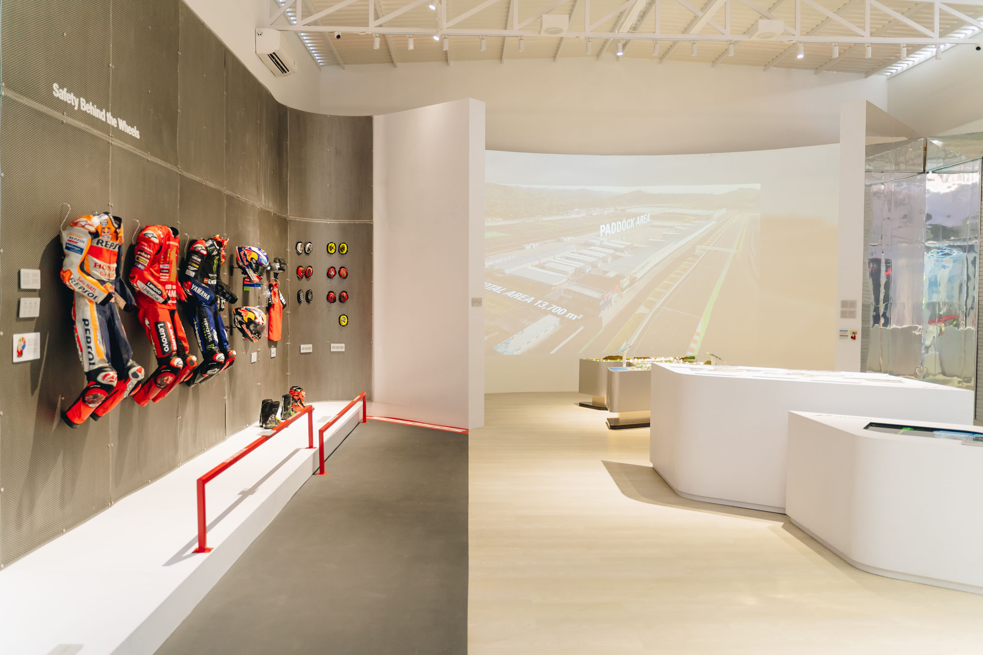 〈プルタミナMotoGP体験ギャラリー（Pertamina MotoGP Experience Gallery）〉AT-LARS