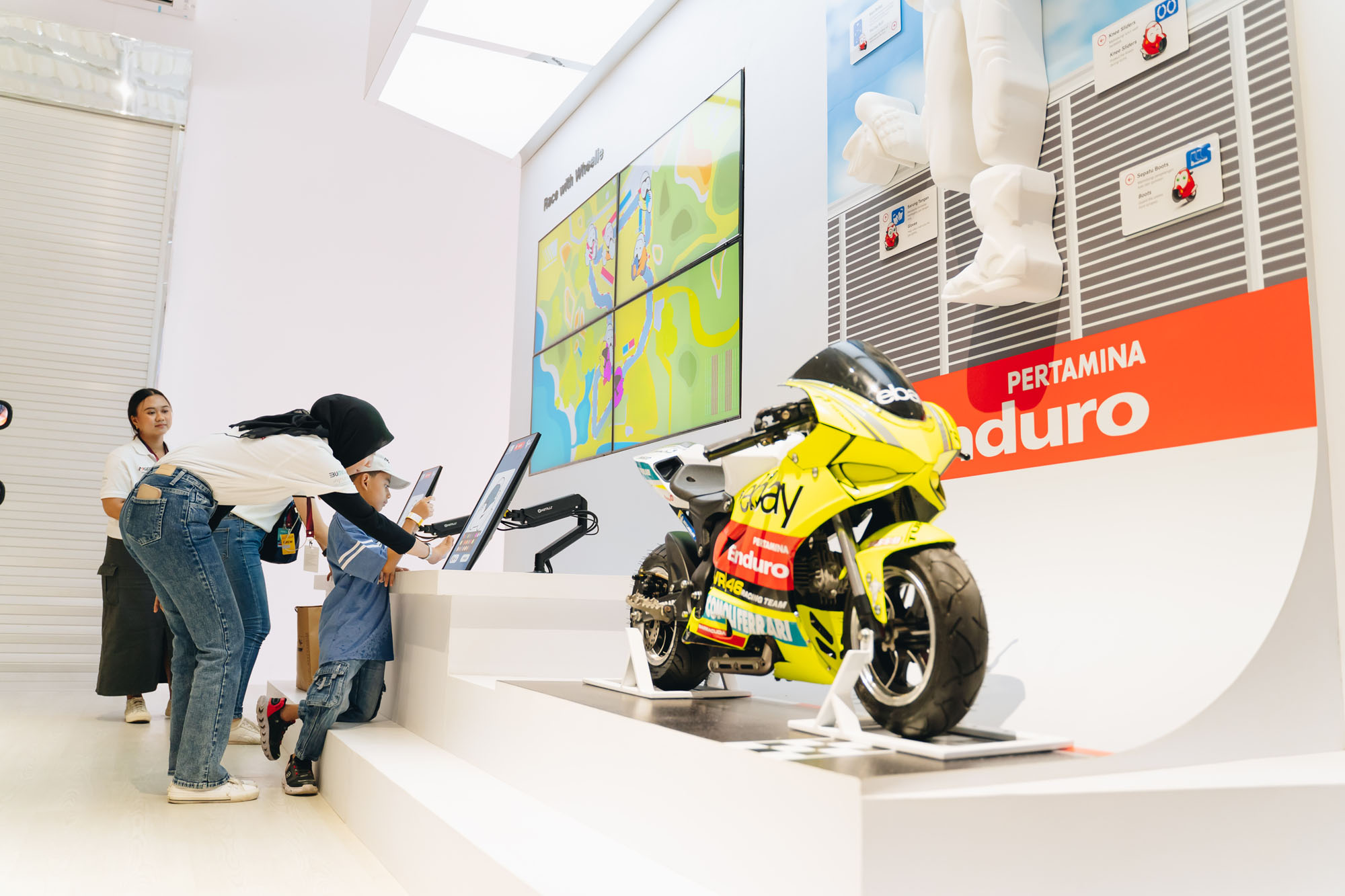 〈プルタミナMotoGP体験ギャラリー（Pertamina MotoGP Experience Gallery）〉AT-LARS