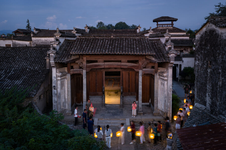 中国の村の歴史ある建築に生み出す映像空間〈ビレッジ・シネマ〉アトリエ・グオ