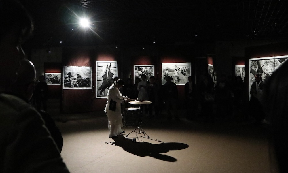 「高木由利子 写真展 Threads of Beauty 1995-2025 ― 時をまとい、風をまとう。」内覧会