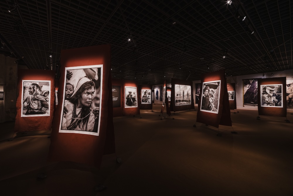 「高木由利子 写真展 Threads of Beauty 1995-2025 ― 時をまとい、風をまとう。」会場写真