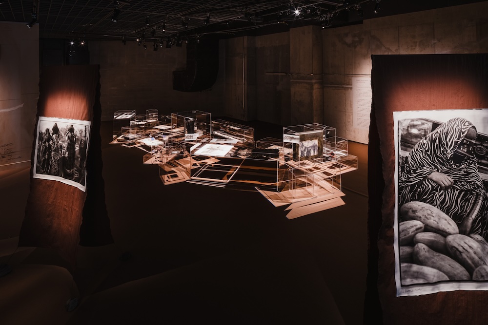 「高木由利子 写真展 Threads of Beauty 1995-2025 ― 時をまとい、風をまとう。」会場写真