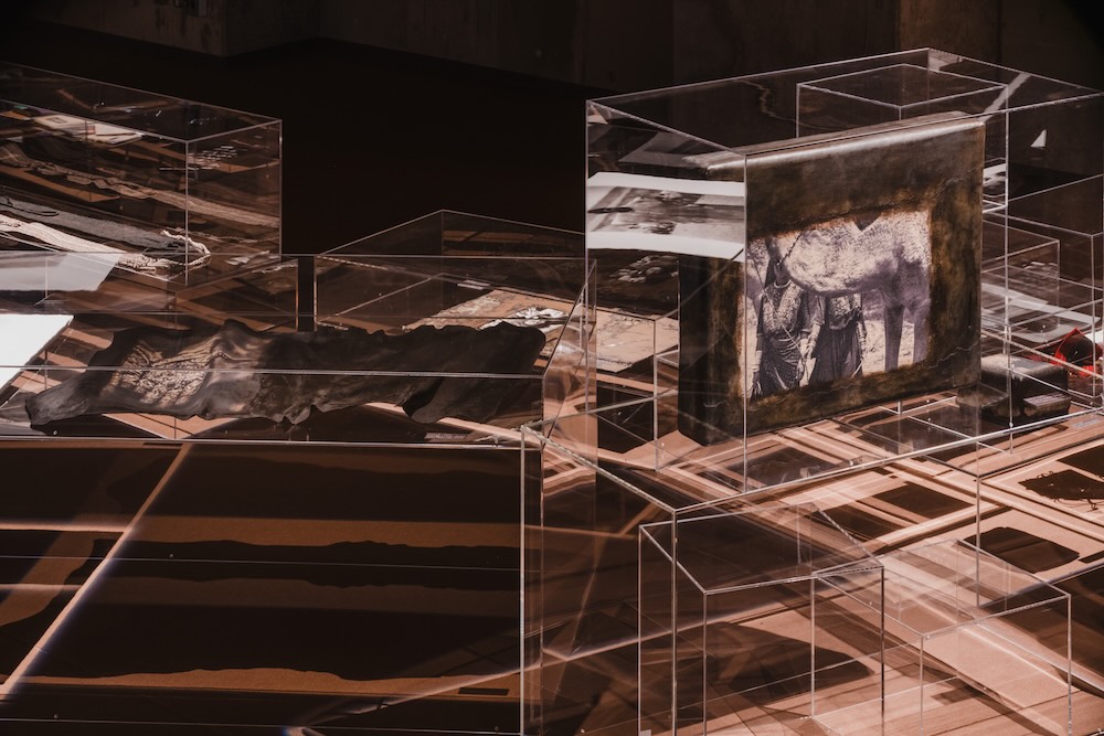 「高木由利子 写真展 Threads of Beauty 1995-2025 ― 時をまとい、風をまとう。」会場写真