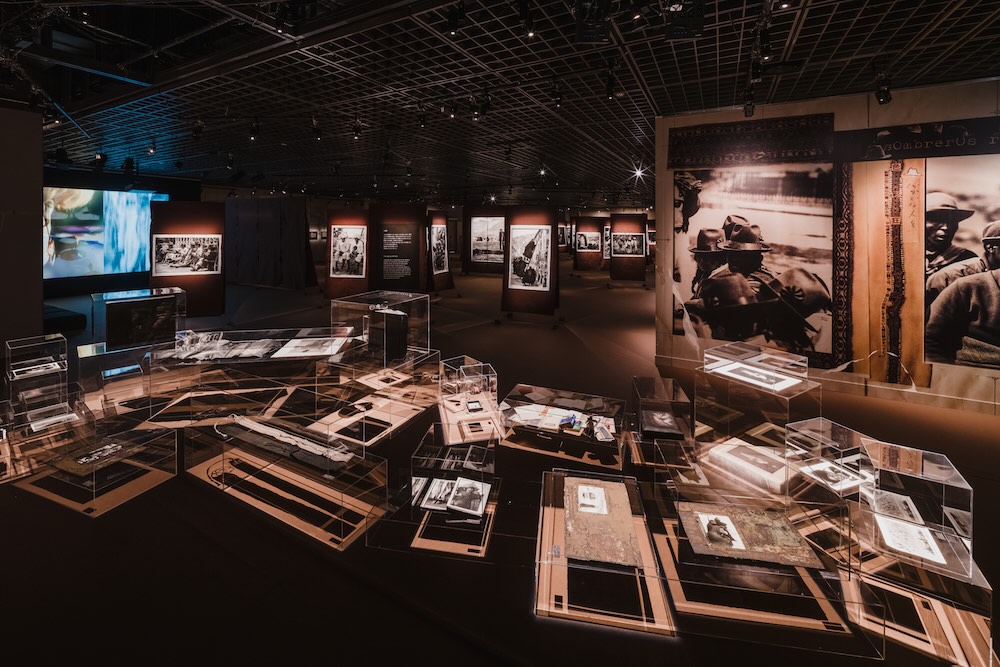 「高木由利子 写真展 Threads of Beauty 1995-2025 ― 時をまとい、風をまとう。」会場写真