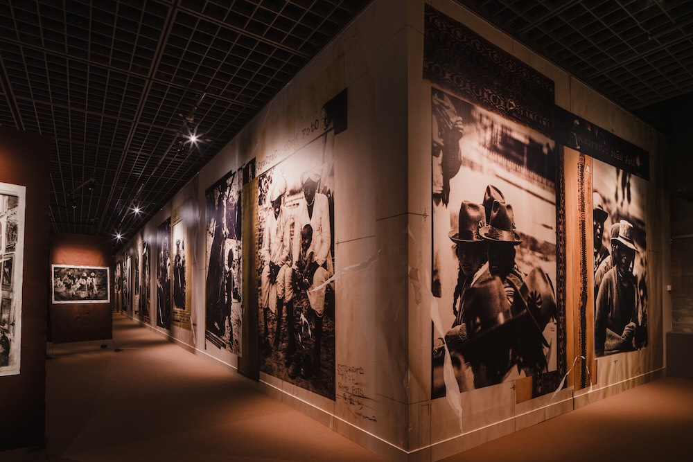 「高木由利子 写真展 Threads of Beauty 1995-2025 ― 時をまとい、風をまとう。」会場写真