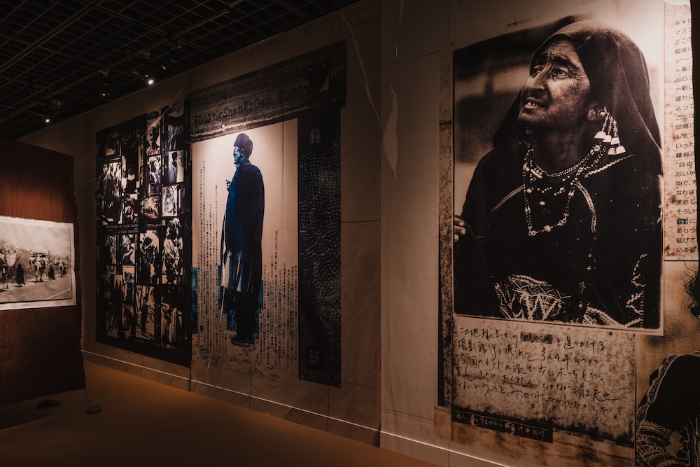 「高木由利子 写真展 Threads of Beauty 1995-2025 ― 時をまとい、風をまとう。」会場写真