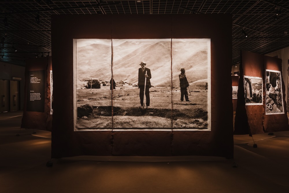 「高木由利子 写真展 Threads of Beauty 1995-2025 ― 時をまとい、風をまとう。」会場写真