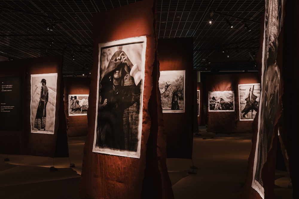 「高木由利子 写真展 Threads of Beauty 1995-2025 ― 時をまとい、風をまとう。」会場写真