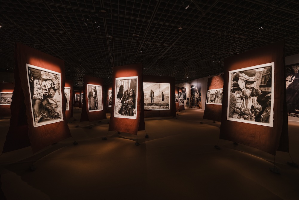 「高木由利子 写真展 Threads of Beauty 1995-2025 ― 時をまとい、風をまとう。」会場写真