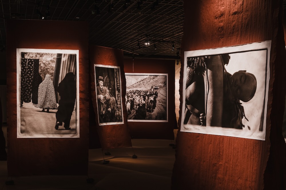 「高木由利子 写真展 Threads of Beauty 1995-2025 ― 時をまとい、風をまとう。」会場写真