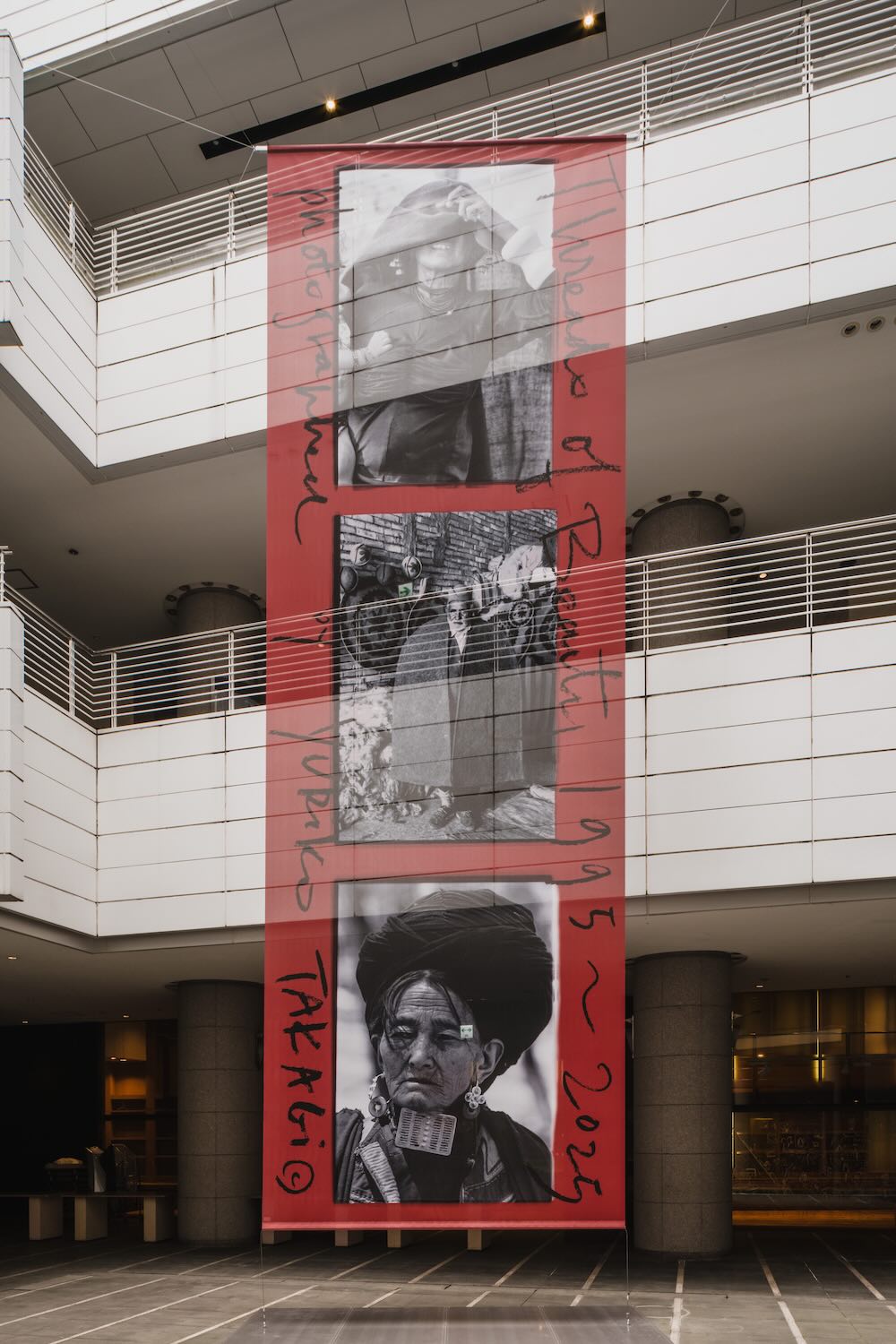 「高木由利子 写真展 Threads of Beauty 1995-2025 ― 時をまとい、風をまとう。」会場写真