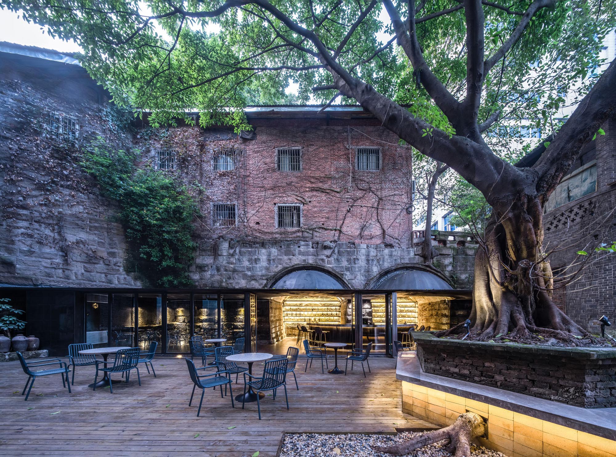 〈The Cave Bar〉Qing Studio