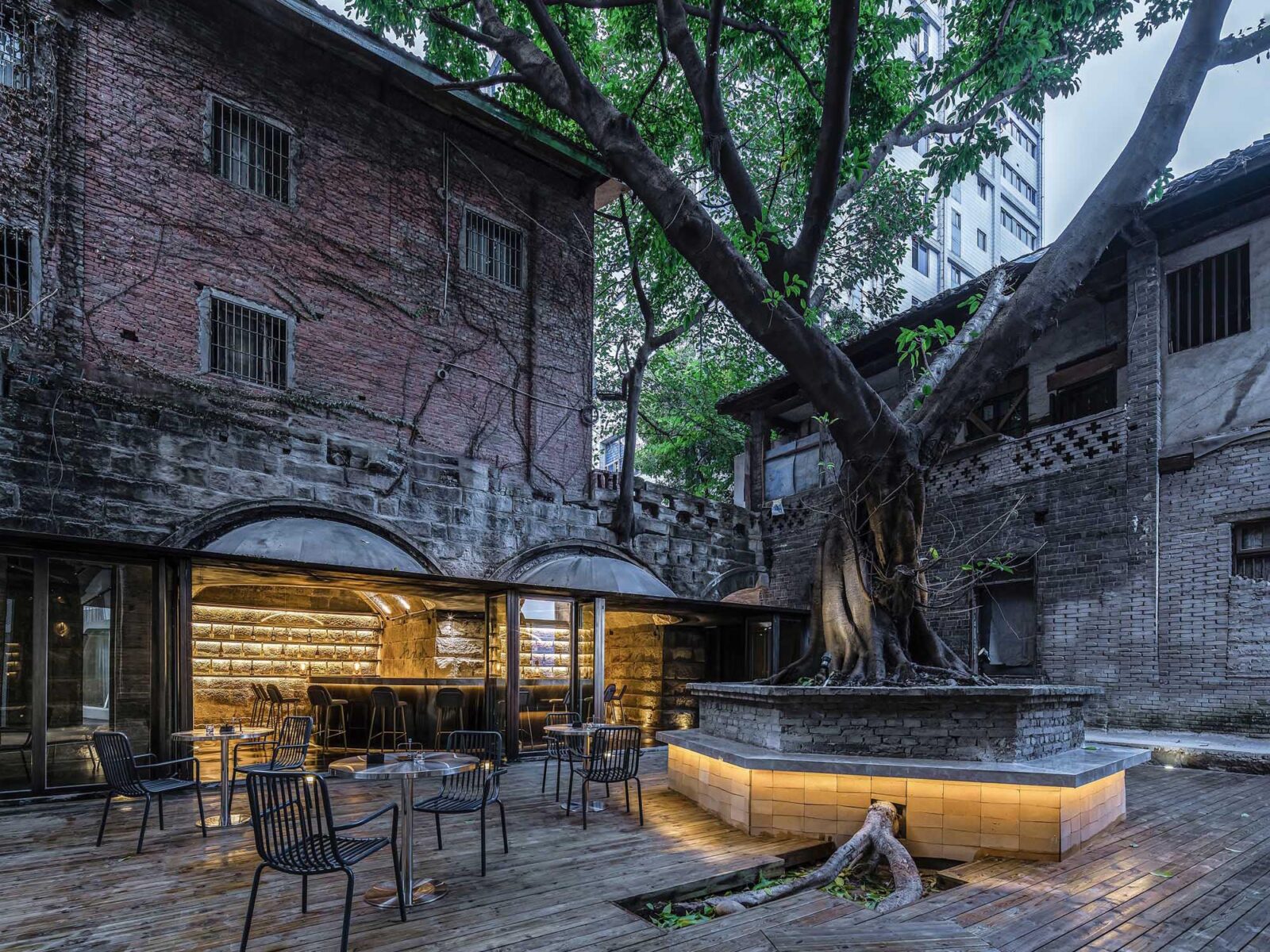 防空壕に挿入する現代的なバー空間〈The Cave Bar〉Qing Studio, 中国