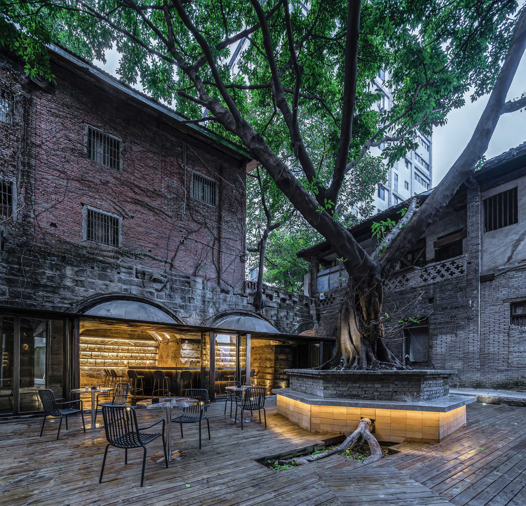 〈The Cave Bar〉Qing Studio