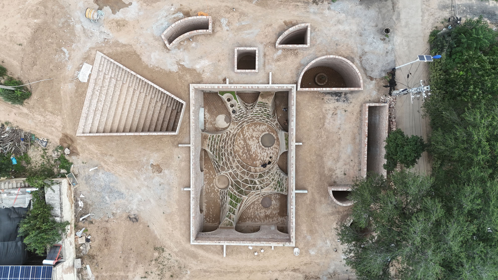 〈未来の地下住宅（Underground House of the Future）〉ジョン・リン（John Lin）オリヴィエ・オットヴェール（Olivier Ottevaere）リディア・ラトイ（Lidia Ratoi）