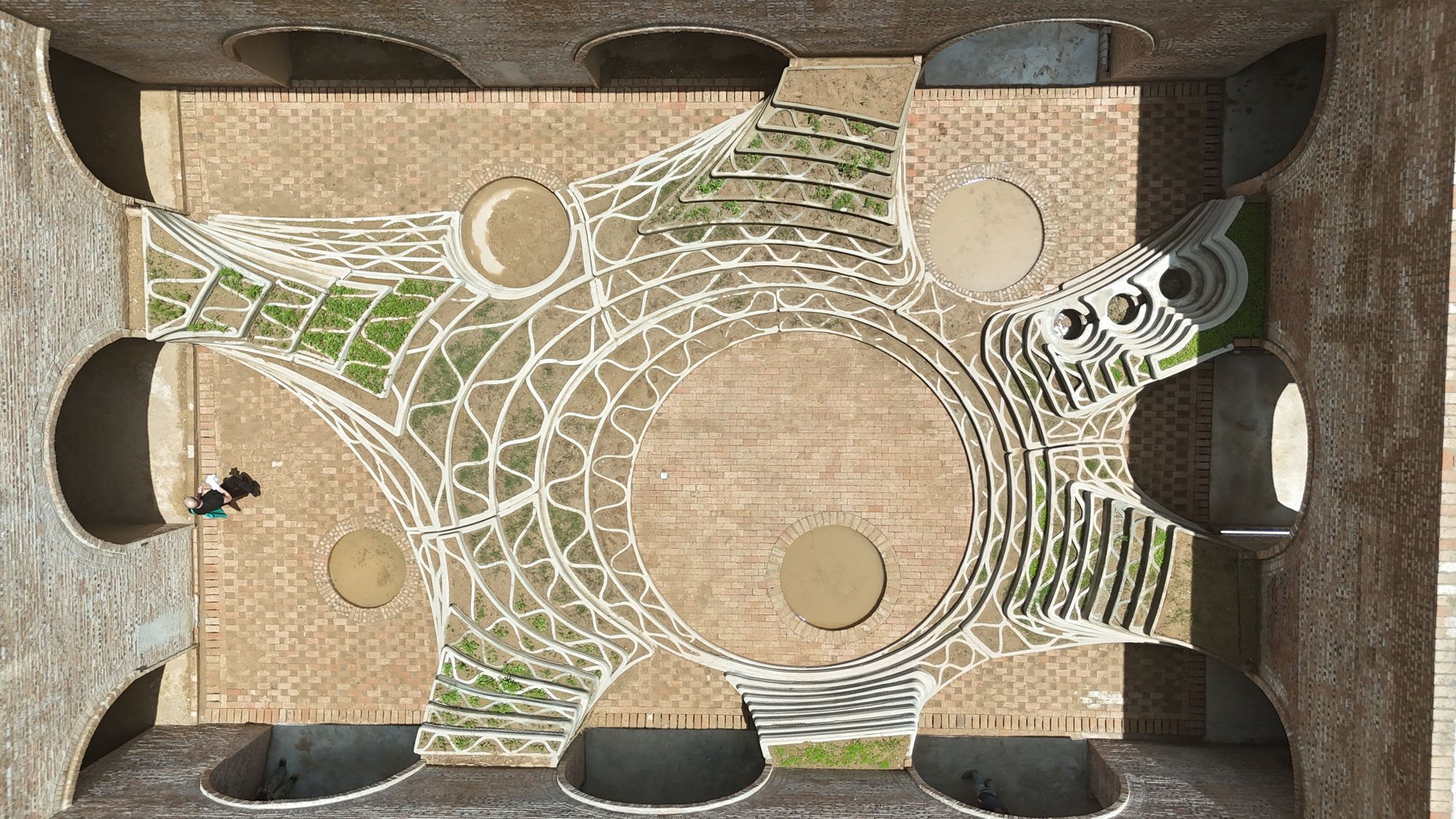 〈未来の地下住宅（Underground House of the Future）〉ジョン・リン（John Lin）オリヴィエ・オットヴェール（Olivier Ottevaere）リディア・ラトイ（Lidia Ratoi）