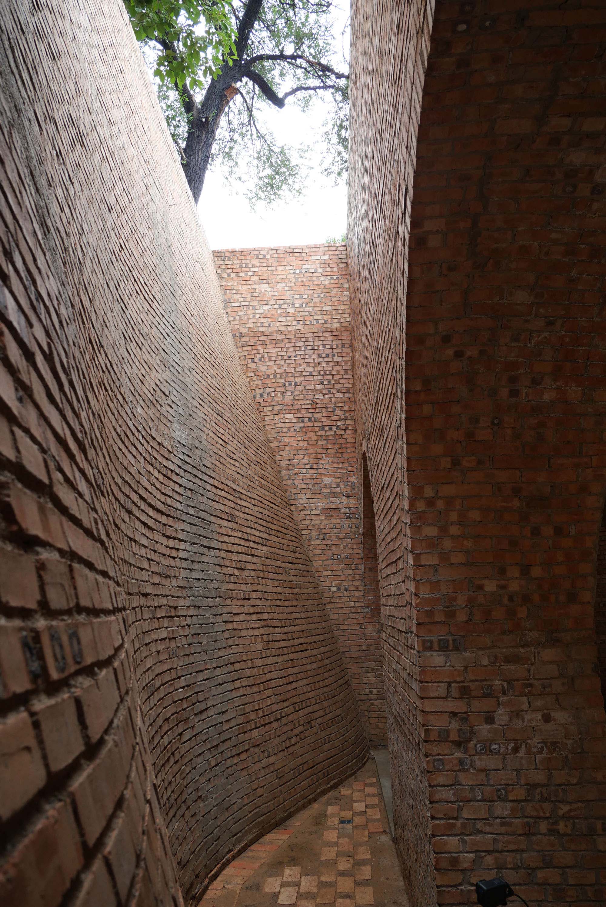 〈未来の地下住宅（Underground House of the Future）〉ジョン・リン（John Lin）オリヴィエ・オットヴェール（Olivier Ottevaere）リディア・ラトイ（Lidia Ratoi）