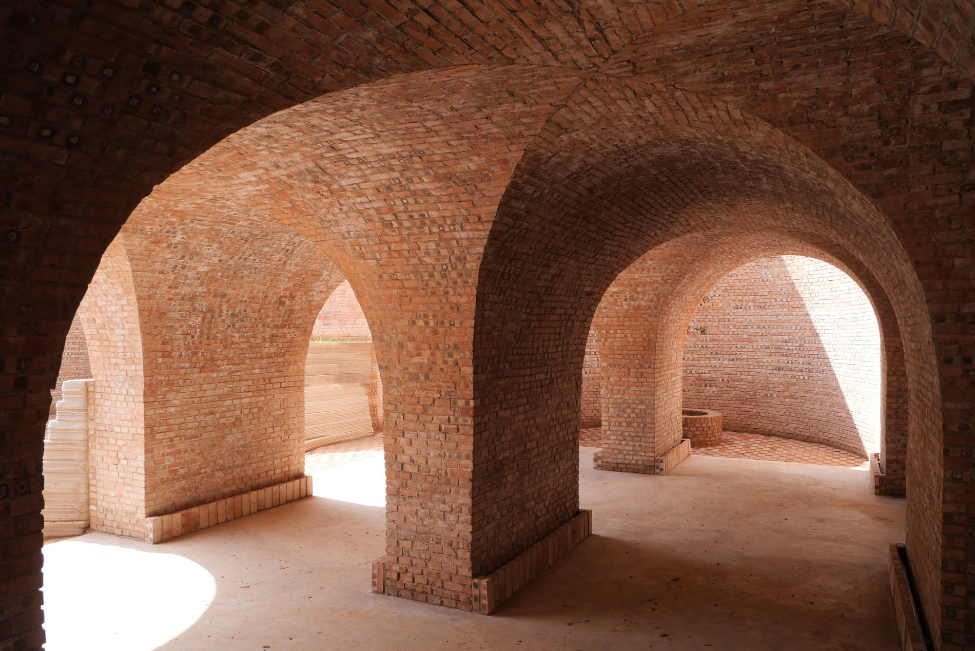 〈未来の地下住宅（Underground House of the Future）〉ジョン・リン（John Lin）オリヴィエ・オットヴェール（Olivier Ottevaere）リディア・ラトイ（Lidia Ratoi）