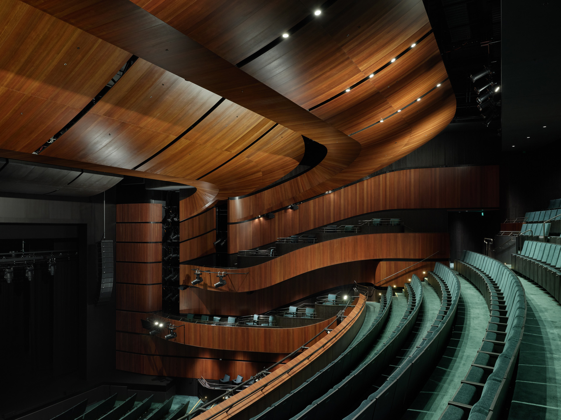 〈グラスハウス・シアター（Glasshouse Theatre）〉スノヘッタ（Snøhetta）ブライト・レイナー・アーキテクチャ（Blight Rayner Architecture）