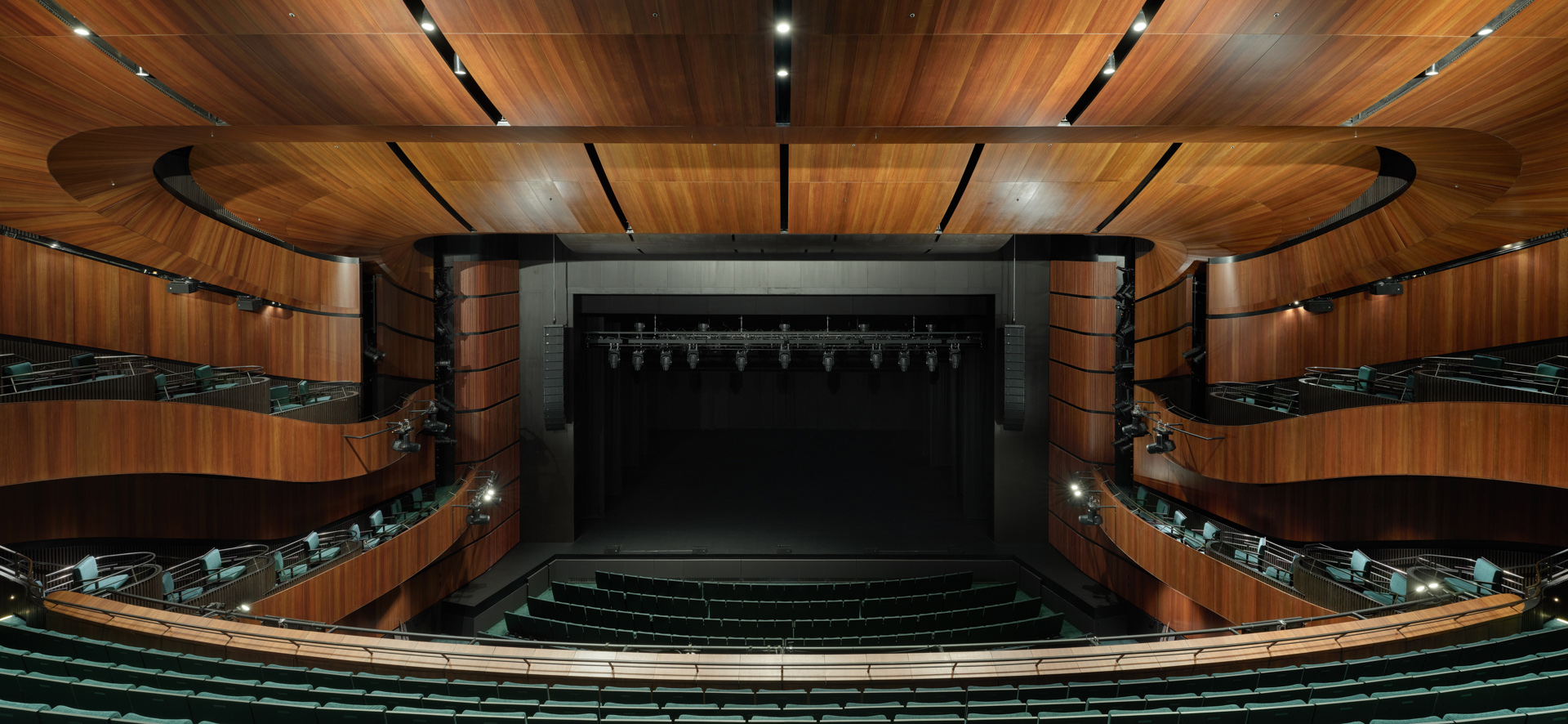 〈グラスハウス・シアター（Glasshouse Theatre）〉スノヘッタ（Snøhetta）ブライト・レイナー・アーキテクチャ（Blight Rayner Architecture）