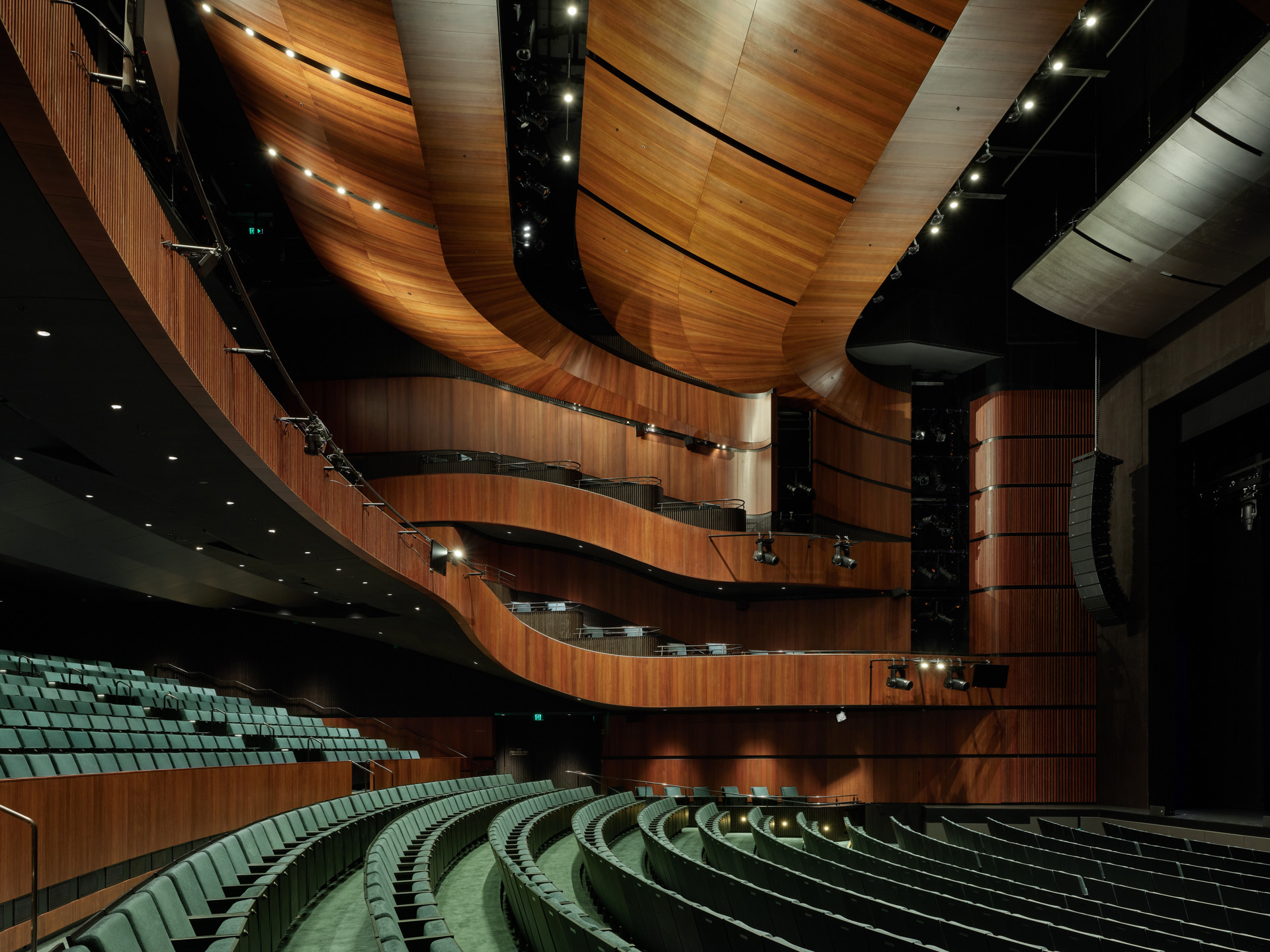 〈グラスハウス・シアター（Glasshouse Theatre）〉スノヘッタ（Snøhetta）ブライト・レイナー・アーキテクチャ（Blight Rayner Architecture）