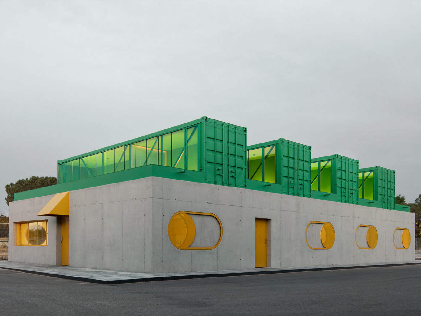 輸送コンテナを再利用したオフィスビル〈アグロセミージャス・オフィス〉インペピナブル・スタジオ, スペイン