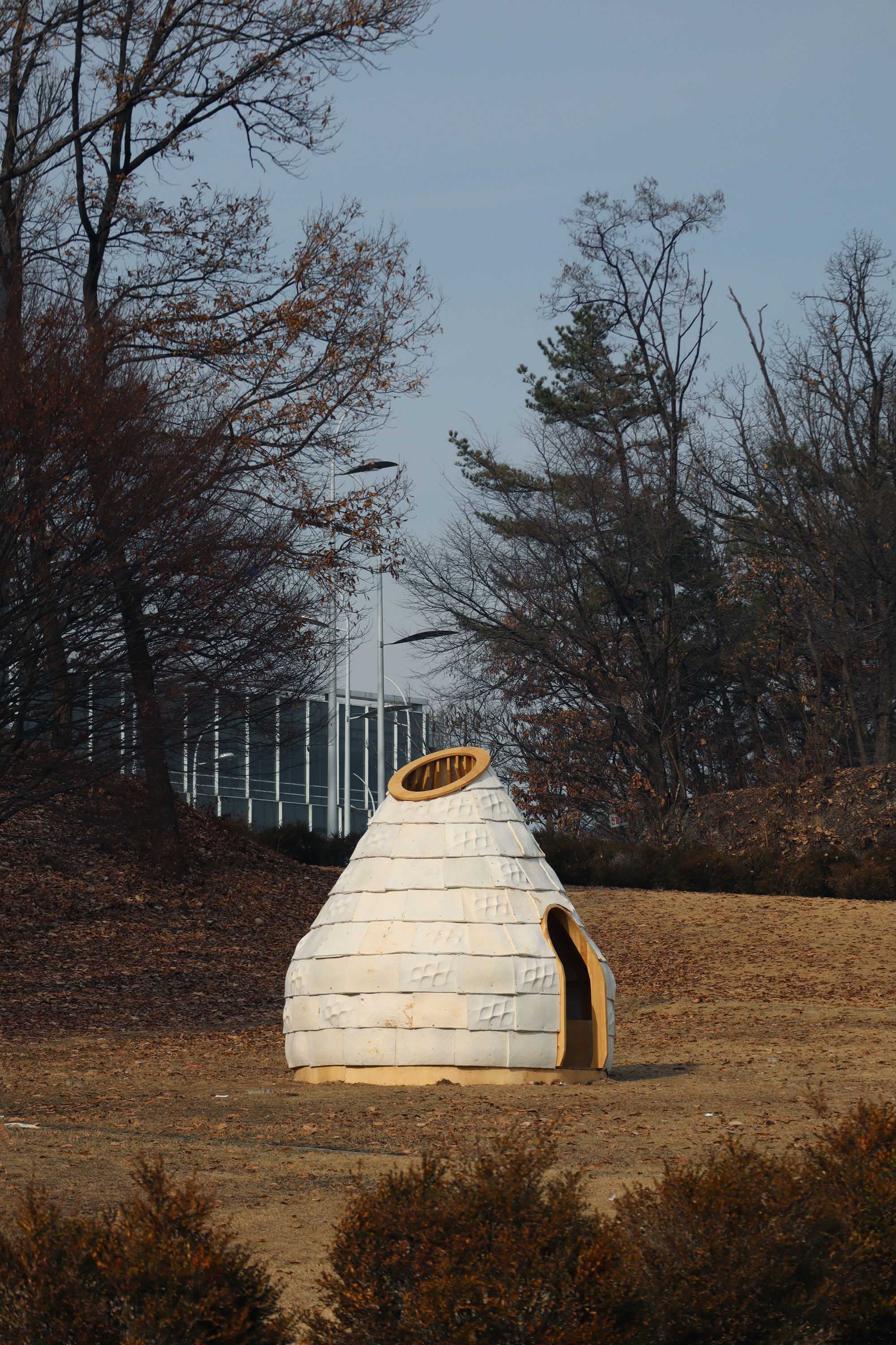 〈マイセリウム・ハット（Mycelial Hut）〉ヨンジュ・リー・アーキテクチャ（Yong Ju Lee Architecture）