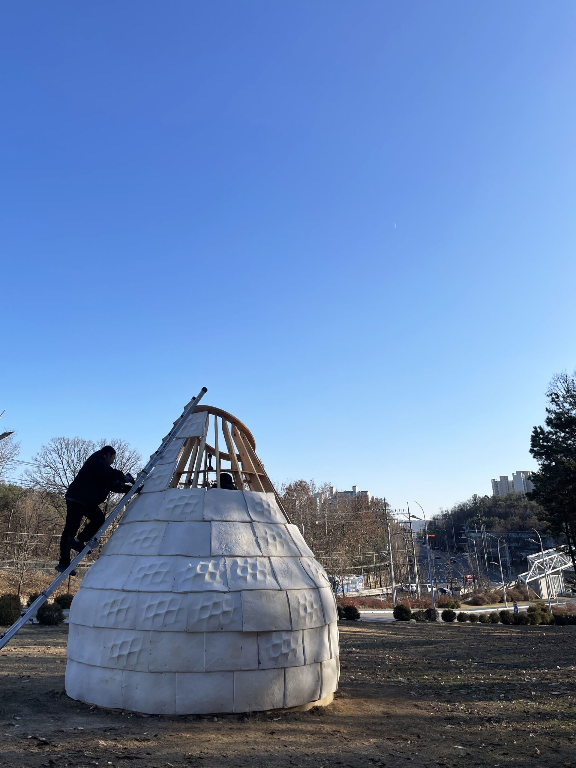〈マイセリウム・ハット（Mycelial Hut）〉ヨンジュ・リー・アーキテクチャ（Yong Ju Lee Architecture）