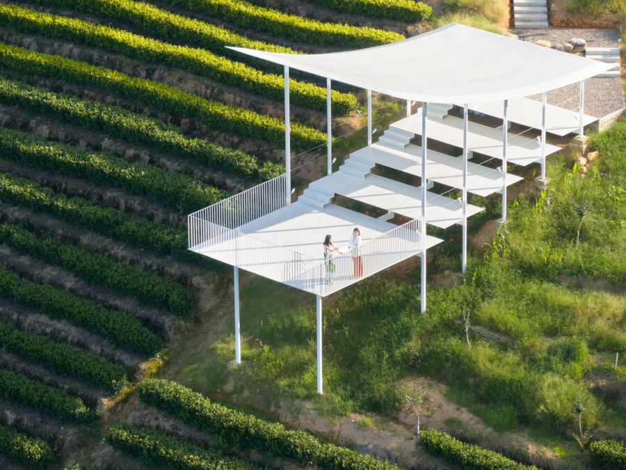 中国の急斜な茶畑に浮かぶ純白の建築〈フローティング・パビリオン〉Studio RE+N