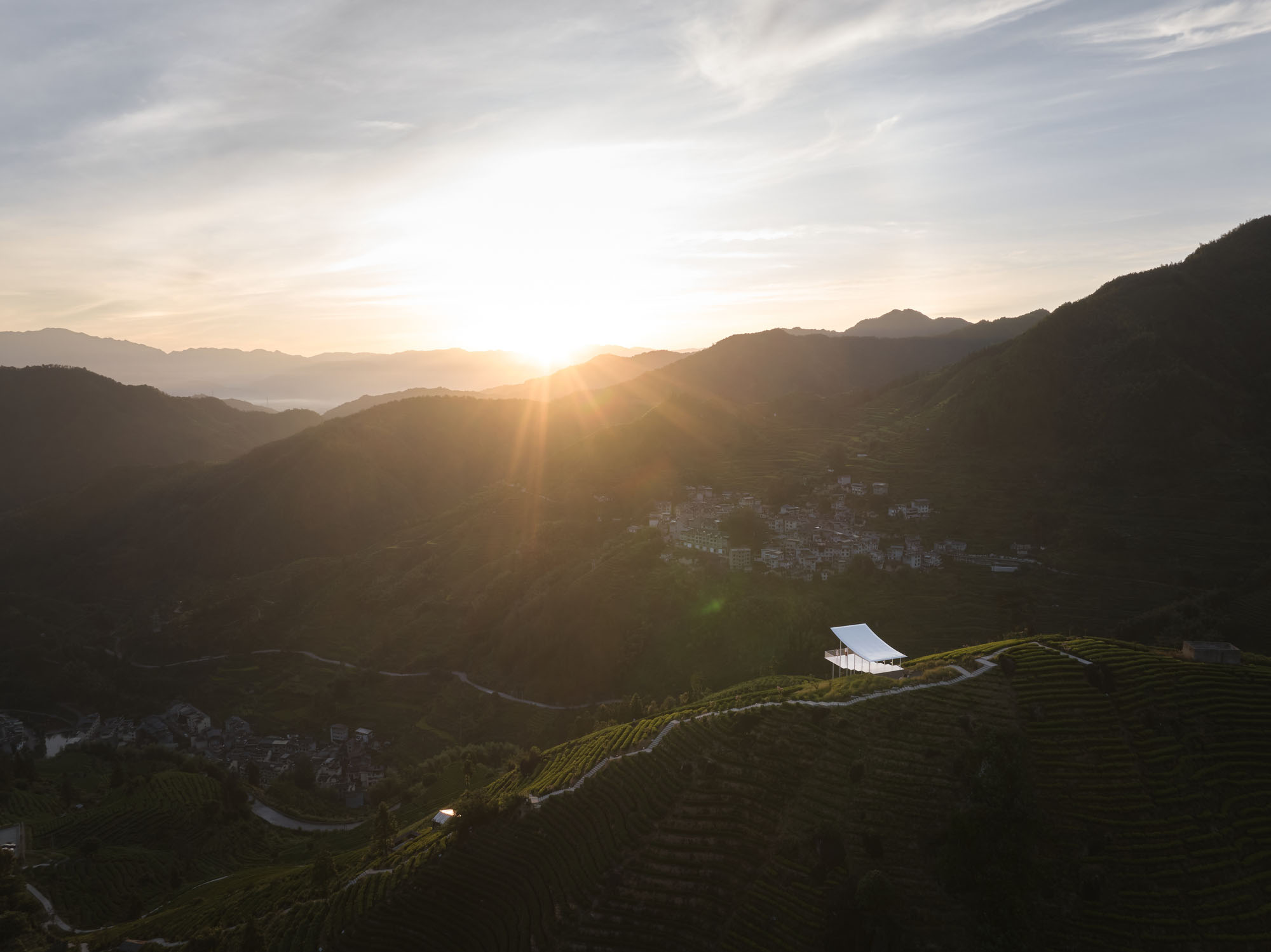 〈フローティング・パビリオン(Floating Pavilion)〉