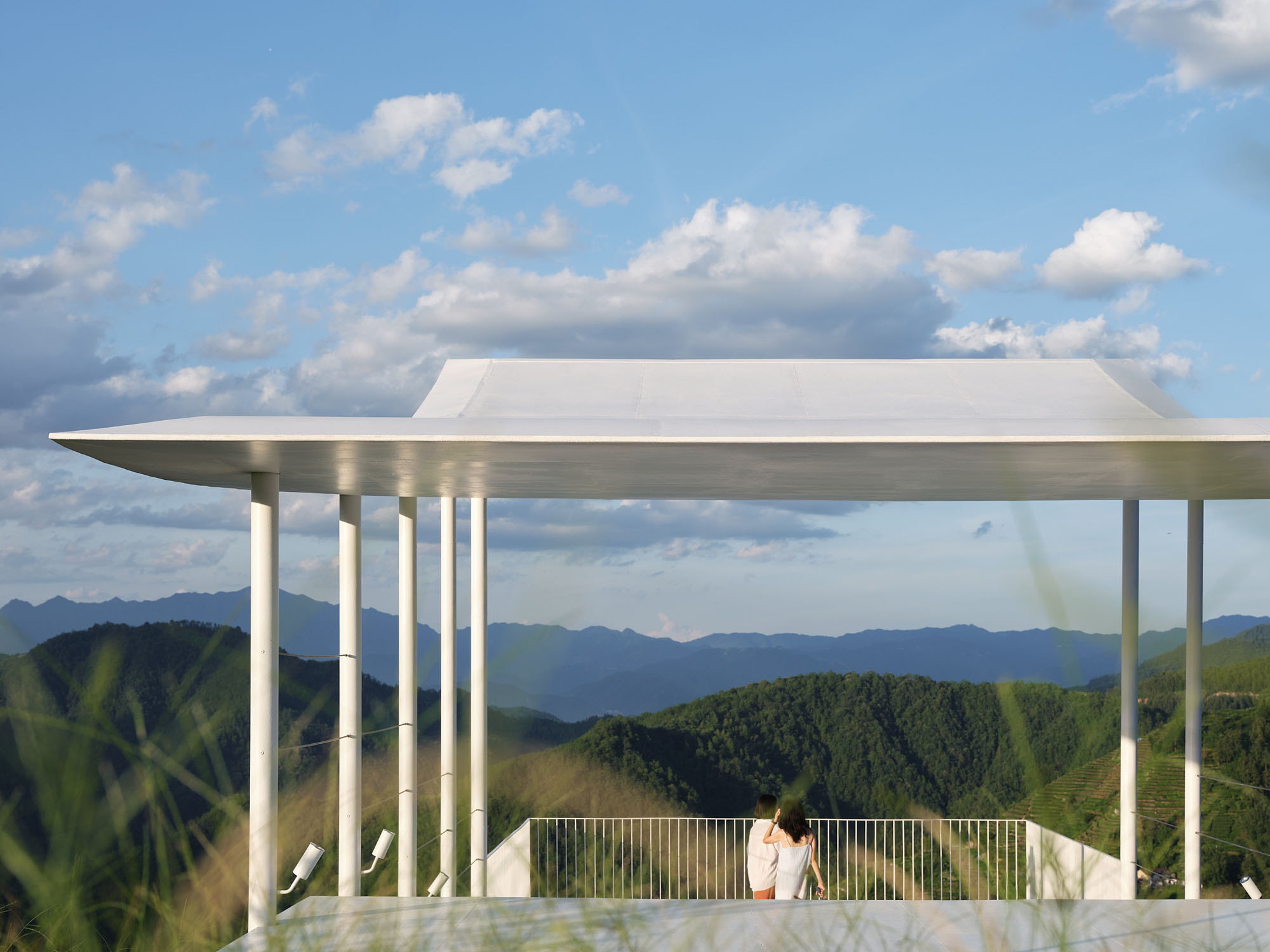 〈フローティング・パビリオン(Floating Pavilion)〉