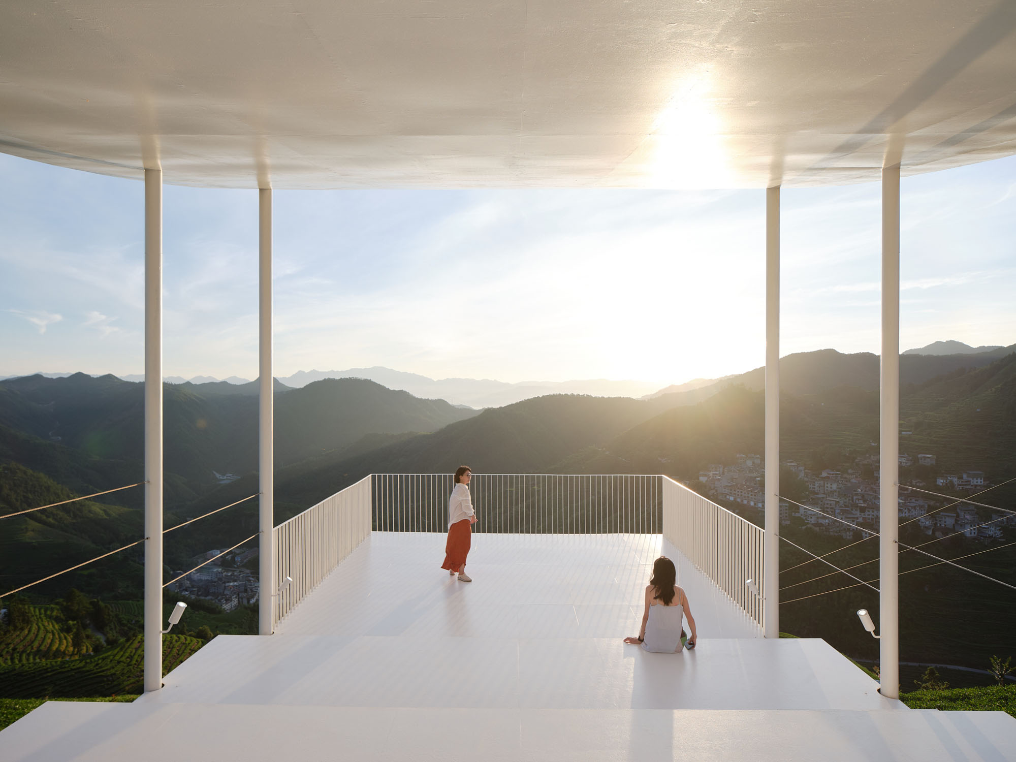 〈フローティング・パビリオン(Floating Pavilion)〉