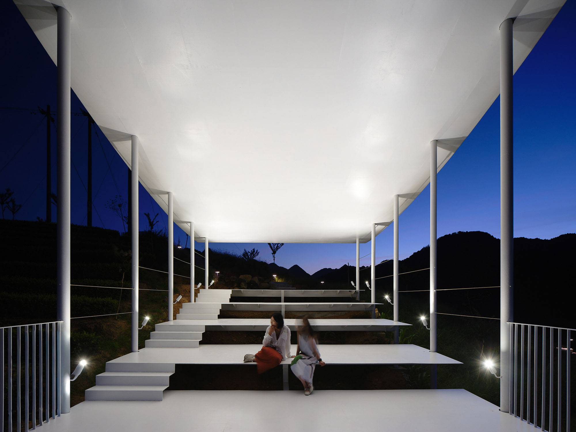 〈フローティング・パビリオン(Floating Pavilion)〉