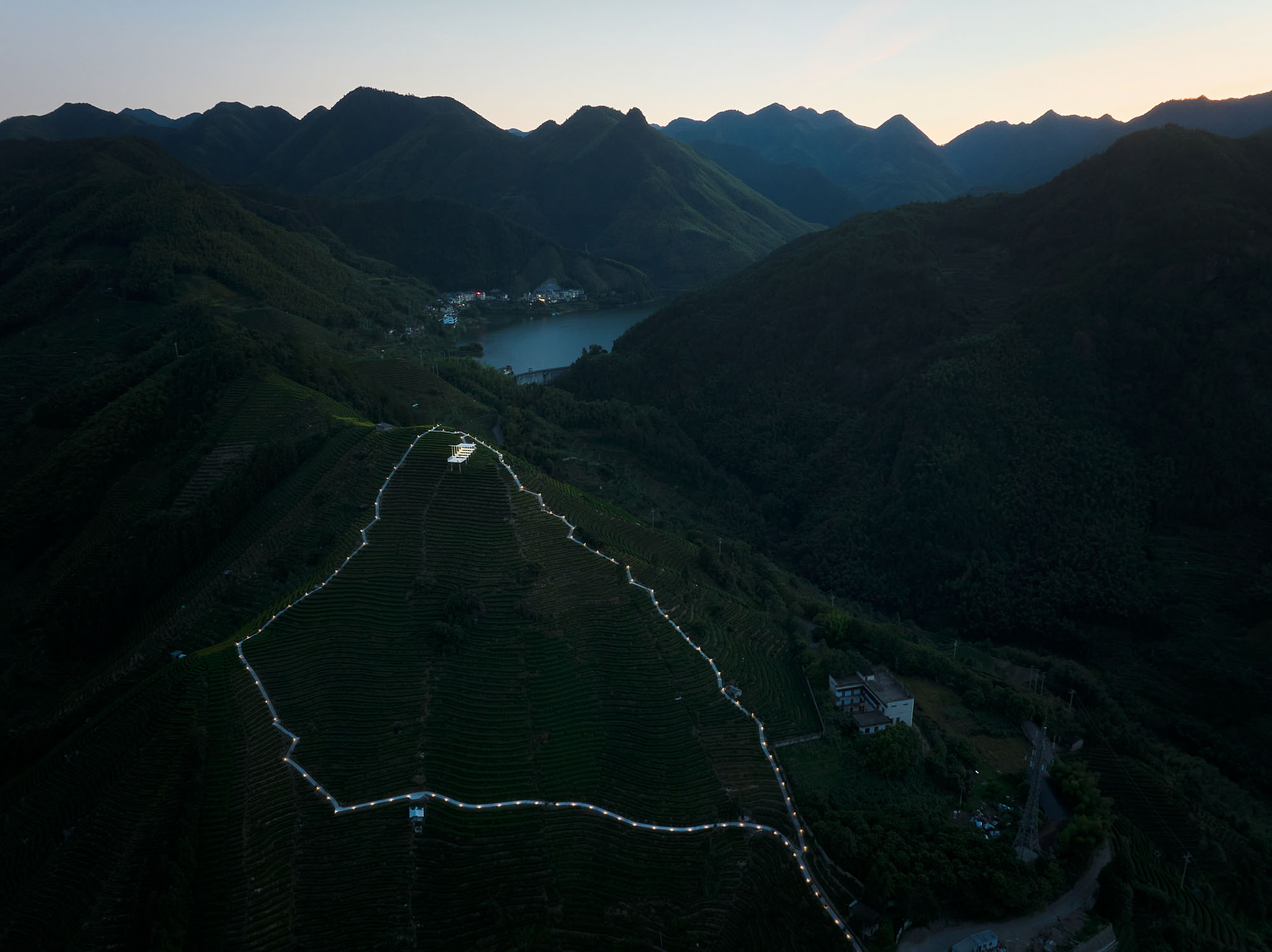 〈フローティング・パビリオン(Floating Pavilion)〉