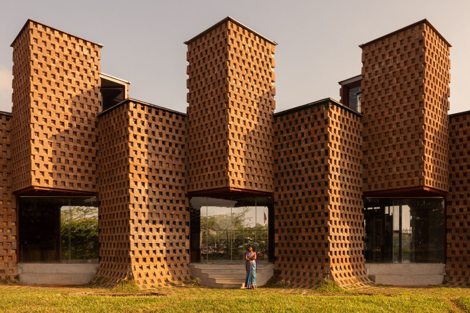 廃棄コンテナ×泥が織りなすパッシブ建築〈Petti Restaurant〉ウォールメーカーズ, インド